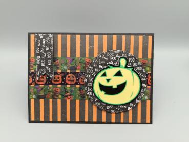 Gruseliger Streifen-Look: Handgemachte Halloween-Karte mit Leucht-Kürbis